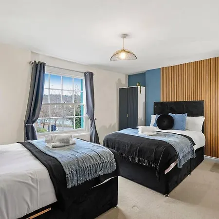Stylish Penthouse On The Iconic Harbourside *