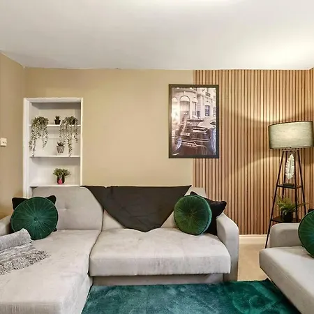 Stylish Penthouse On The Iconic Harbourside *