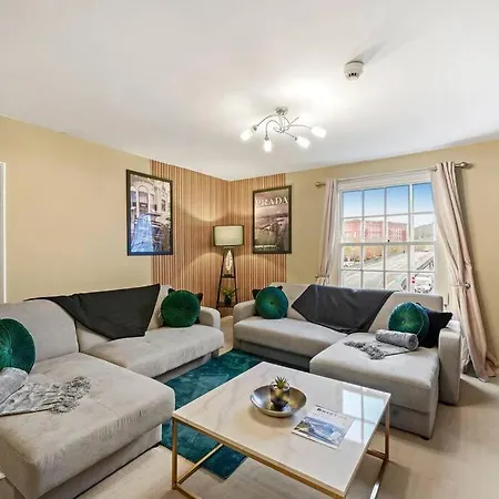 Stylish Penthouse On The Iconic Harbourside Bristol